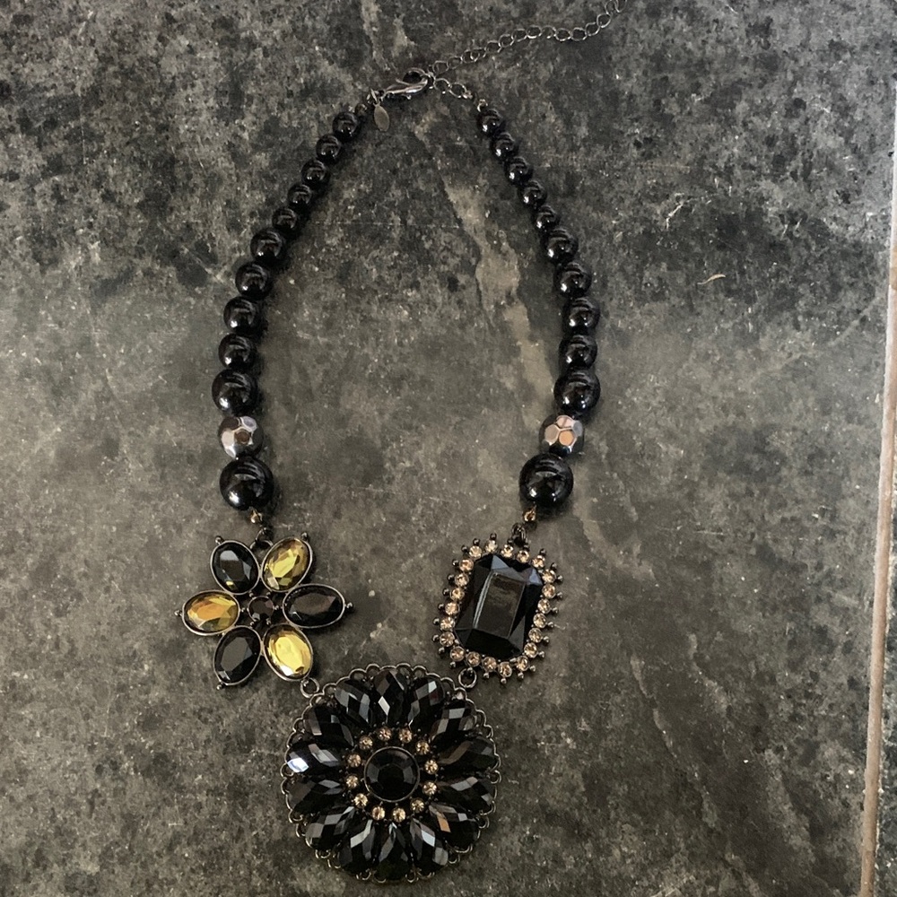 BLACK/RHINESTONE PENDANT WITH REMOVABLE BROOCH